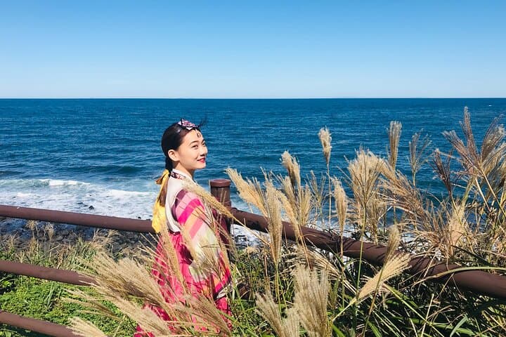 [Jeju] Hanbok Private guide tour & photo session in beautiful Yongduam rock,